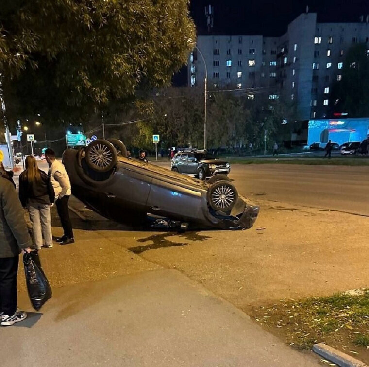    В Перми перевернулся легковой автомобиль из-за аварии на улице Солдатова