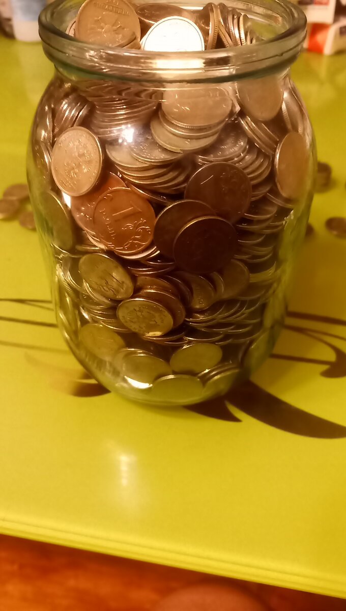 Полная литровая банка однорублевых монет!