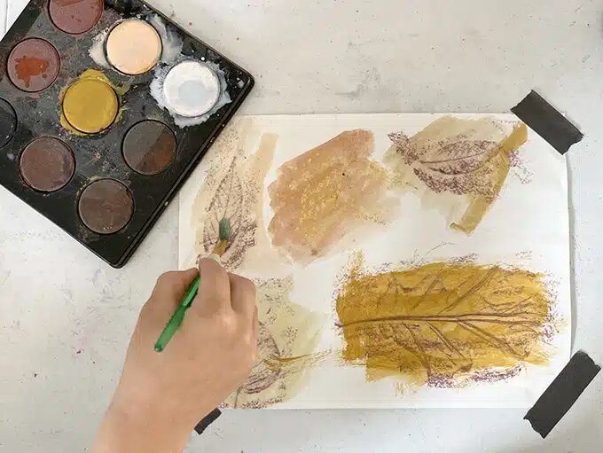 Картина из листьев. Фото с https://artfulparent.com