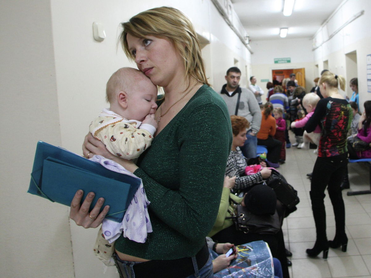 Восстановление детей после. Мама с ребенком в очереди. Мама и ребенок в поликлинике. Мама с ребенком в очереди в поликлинике. Мама с ребенком в больнице.