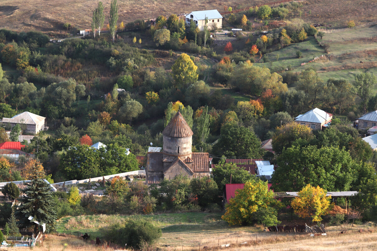 Макраванк - старинный монастырь 11-13 вв. в Раздане