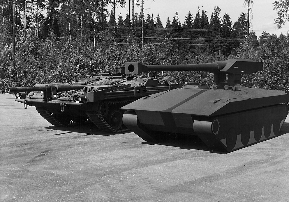 Макет UDES 19 рядом с Strv 103.