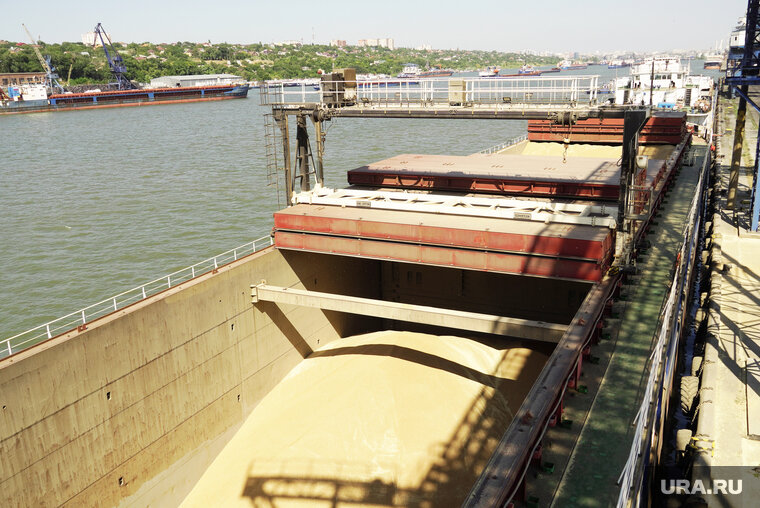    Украина продолжает отправлять зерновозы по Черному морю, несмотря на прекращение договора