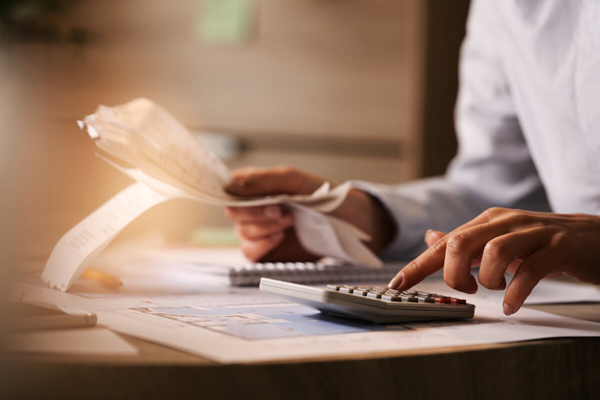 <a href="https://ru.freepik.com/free-photo/closeup-of-economist-using-calculator-while-going-through-bills-and-taxes-in-the-office_25751795.htm#query=%D1%87%D0%B5%D0%BA%D0%B8&position=18&from_view=search&track=sph">Изображение от Drazen Zigic</a> на Freepik