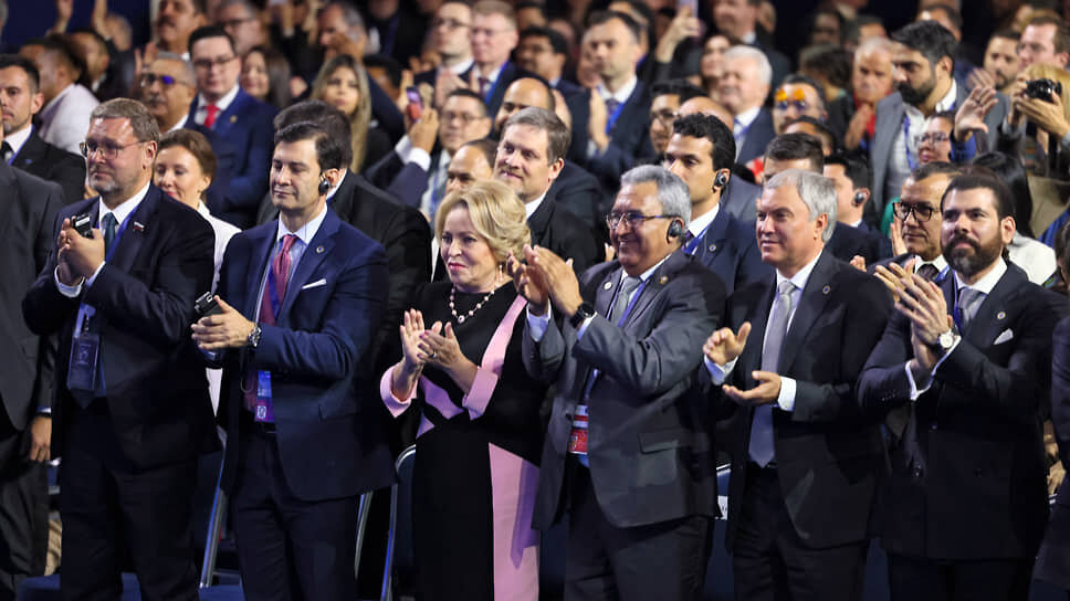 Фото: пресс-служба президента РФ📷Российские и латиноамериканские парламентарии (в центре — председатель Совета федерации Валентина Матвиенко, справа от нее — глава Центральноамериканского парламента Амадо Серруд Асеведо и спикер Госдумы Вячеслав Володин) достигли полного взаимопонимания по широкому кругу вопросов