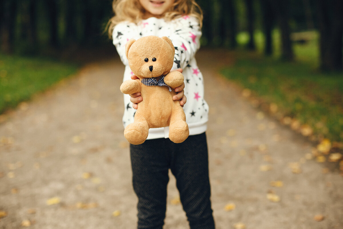 <a href="https://ru.freepik.com/free-photo/cute-child-in-a-park-playing-on-a-grass_5252748.htm#page=2&query=%D0%B4%D0%B5%D0%B2%D0%BE%D1%87%D0%BA%D0%B0%20%D1%81%20%D0%BF%D0%BB%D1%8E%D1%88%D0%B5%D0%B2%D1%8B%D0%BC%20%D0%BC%D0%B8%D1%88%D0%BA%D0%BE%D0%B9&position=30&from_view=search&track=ais">Изображение от prostooleh</a> на Freepik
