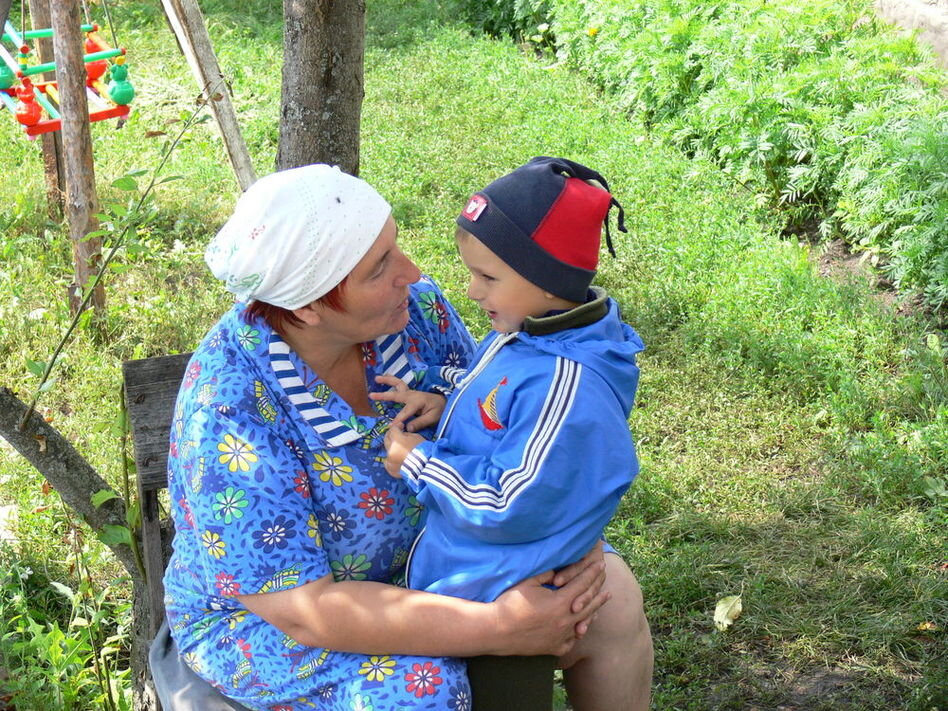 Фото из интернета.С бабушкой.