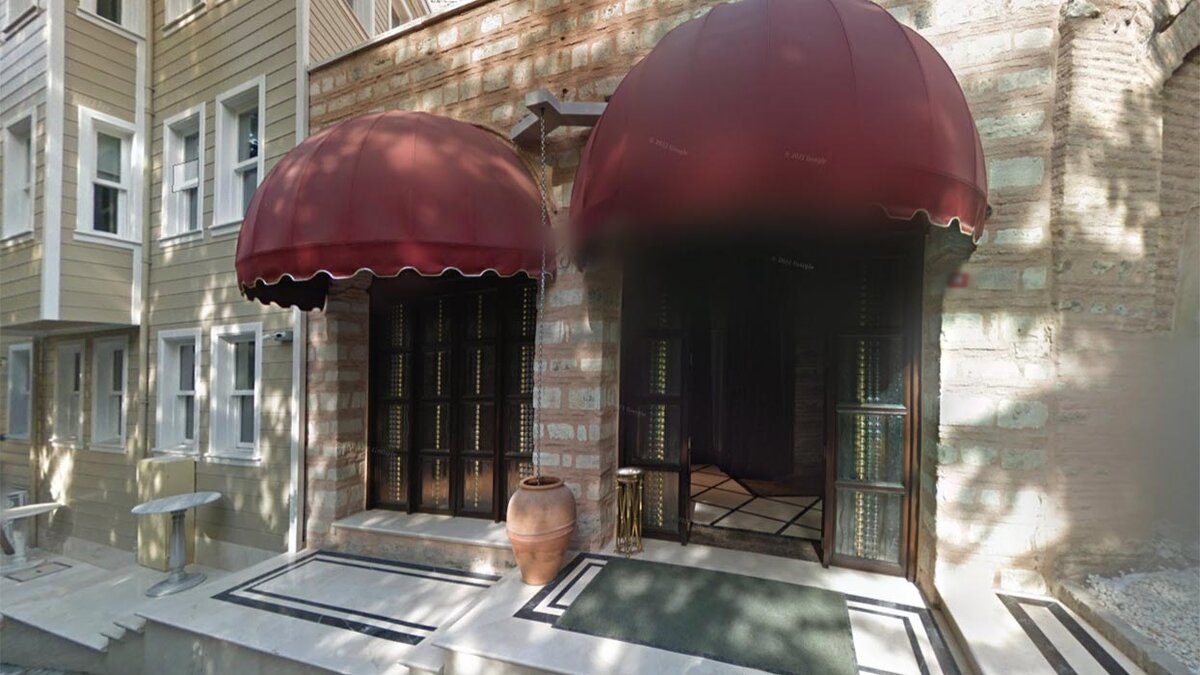 Вход в ресторан Sarnıç Fine Dining. Панорамы Google карты