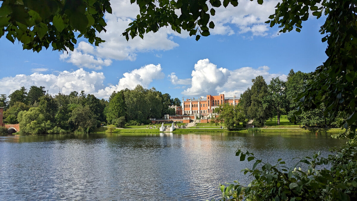 Вид с острова на дворец усадьбы Марфино