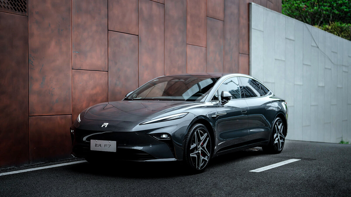 Шины с хорошим сцеплением позволяют электромобилю RISING F7 разгоняться до 100 км/ч за 3,7 секунды