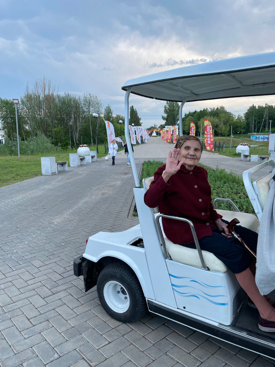 В день 99-летия баба Юля прокатилась на электрокаре в парке. Очень ей было интересно посмотреть на яркие аттракционы. «Век буду жить - не забуду!» - удивлялась и радовалась она.