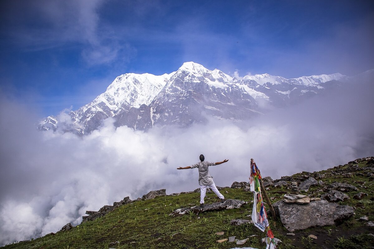 Вершина далекая кажется близкою. Фото йога медитирующего в гималайских горах. Эверест рисунок.