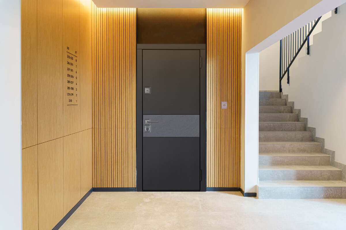 Рисунков на полотне также нет, но делает его более активным вставка под камень