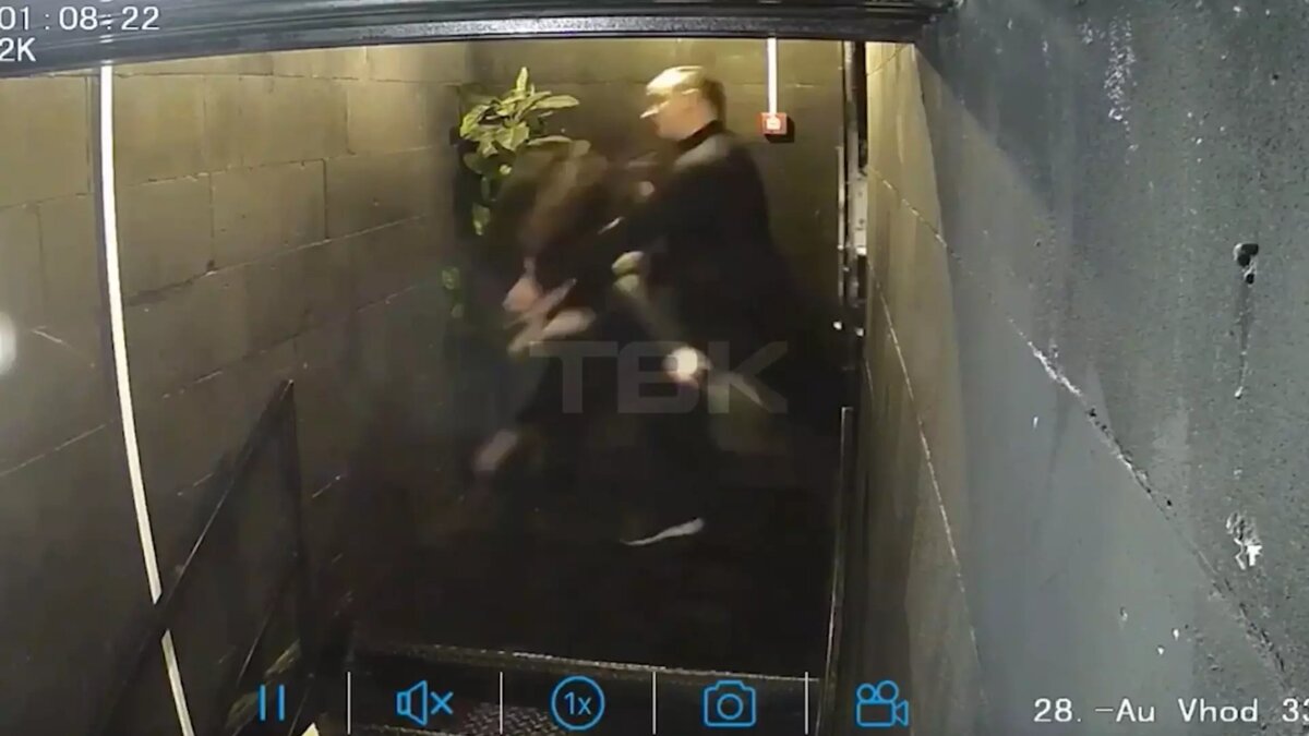     В Красноярске двух девушек избили в баре. Потасовка началась в очереди в туалет — потом одну из девушек охранник выбросил из заведения.