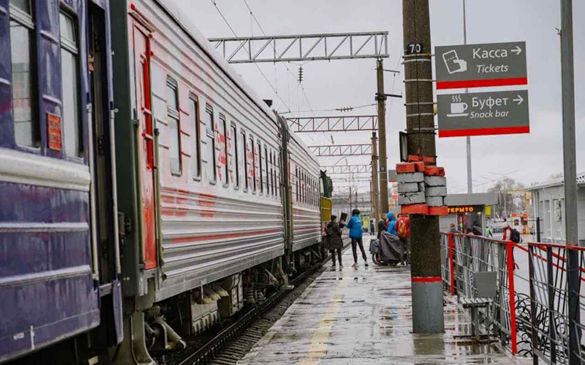 Электричка острогожск. Воронежская городская электричка. Платформа вокзала. Пригородный поезд. Электричка Загородная.