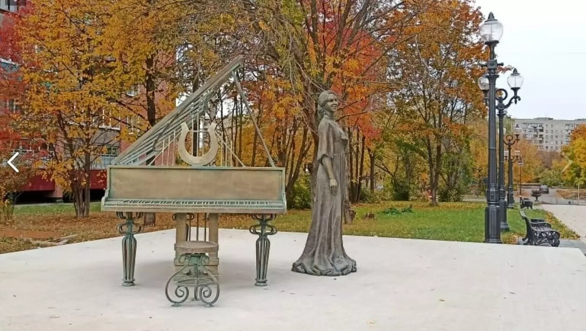     На эспланаде около школы искусств в Глазове установили новую скульптуру — девушка у рояля.
