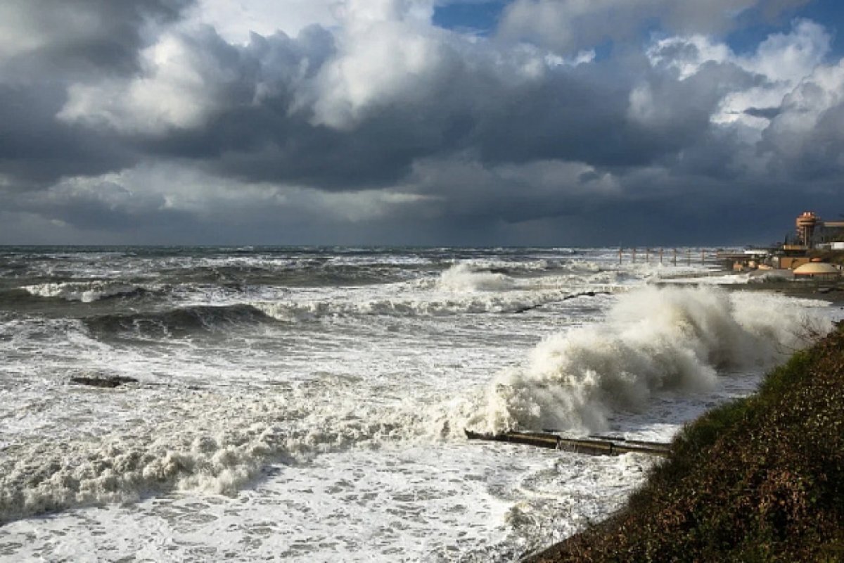    В Сочи объявили штормовое предупреждение до конца суток 2 октября
