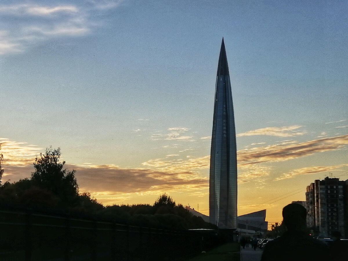 Само здание "Атлантик сити" я не сфотографировала - все мысли были заняты плиткой. Но за минуту до того сделала кадр с более интерересным зданием.