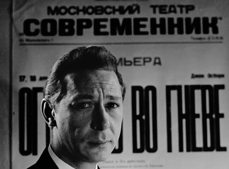 Ефремов на фоне афиши "Современника". Фото: PInterest