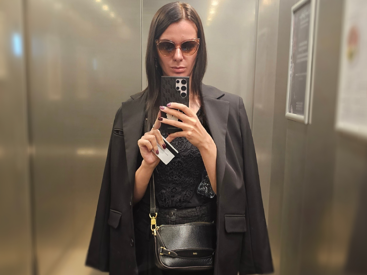 Я люблю умеренный оттенок загара. Мне нравится, как он смотрится на мне с темными волосами, черным цветом одежды и золотыми украшениями