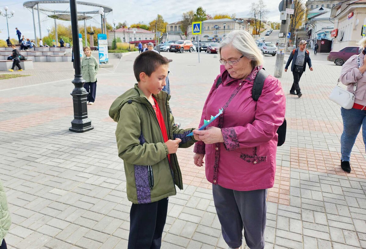 От подаренных открыток у прохожих на лице появлялась улыбка