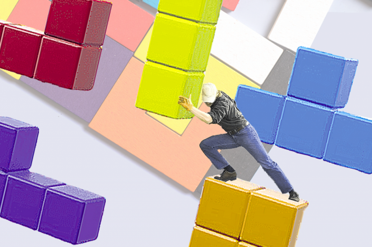    Складывает Андрей Косенко не только коробки на складе.