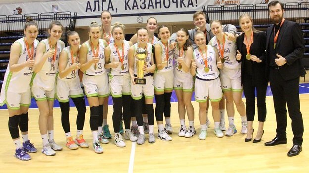    Баскетболистки «Руны» отмечают победу.РФБ