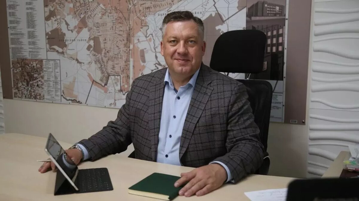     Влиятельный российский телеграм-канал «НЕЗЫГАРЬ», пишущий на политические темы, в сентябрьском обзоре деятельности мэров российских городов поставил на первое место нового главу Ижевска Дмитрия Чистякова. При этом нашего градоначальника авторы канала сравнили с губкой для впитывания грязи.