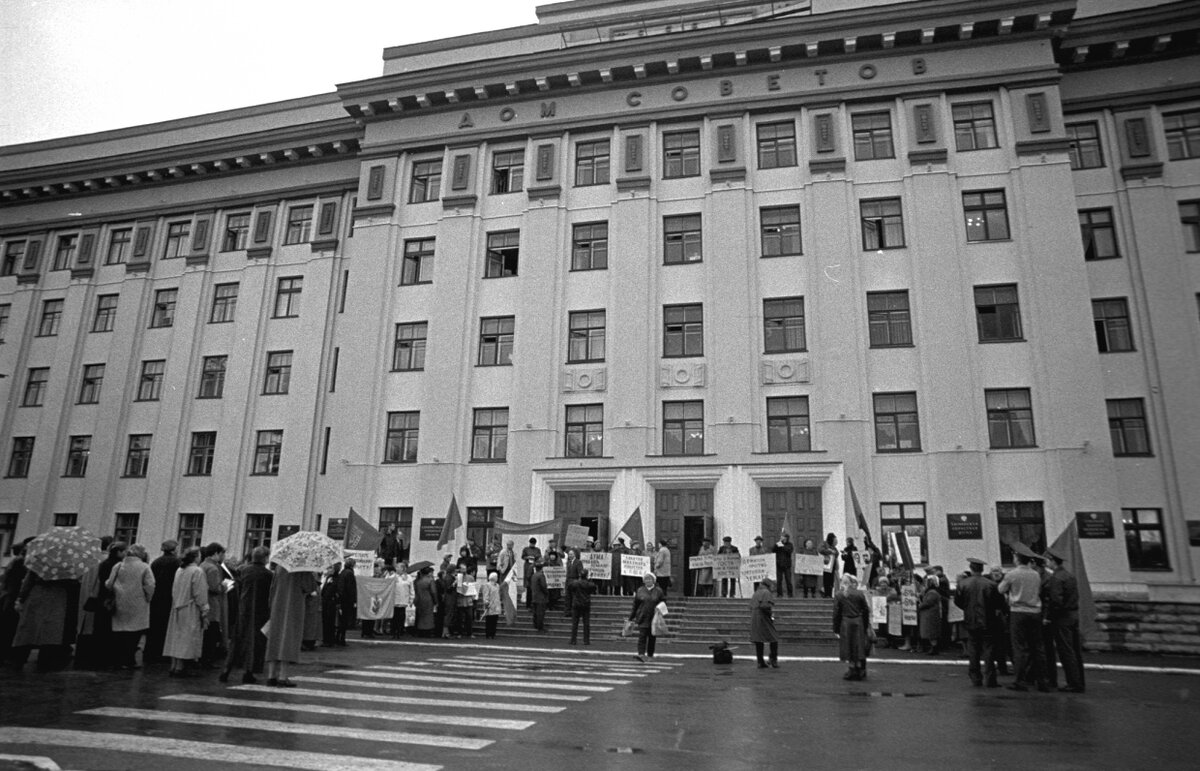 23 мая 2002 года, пикет у здания Тюменской областной думы. 