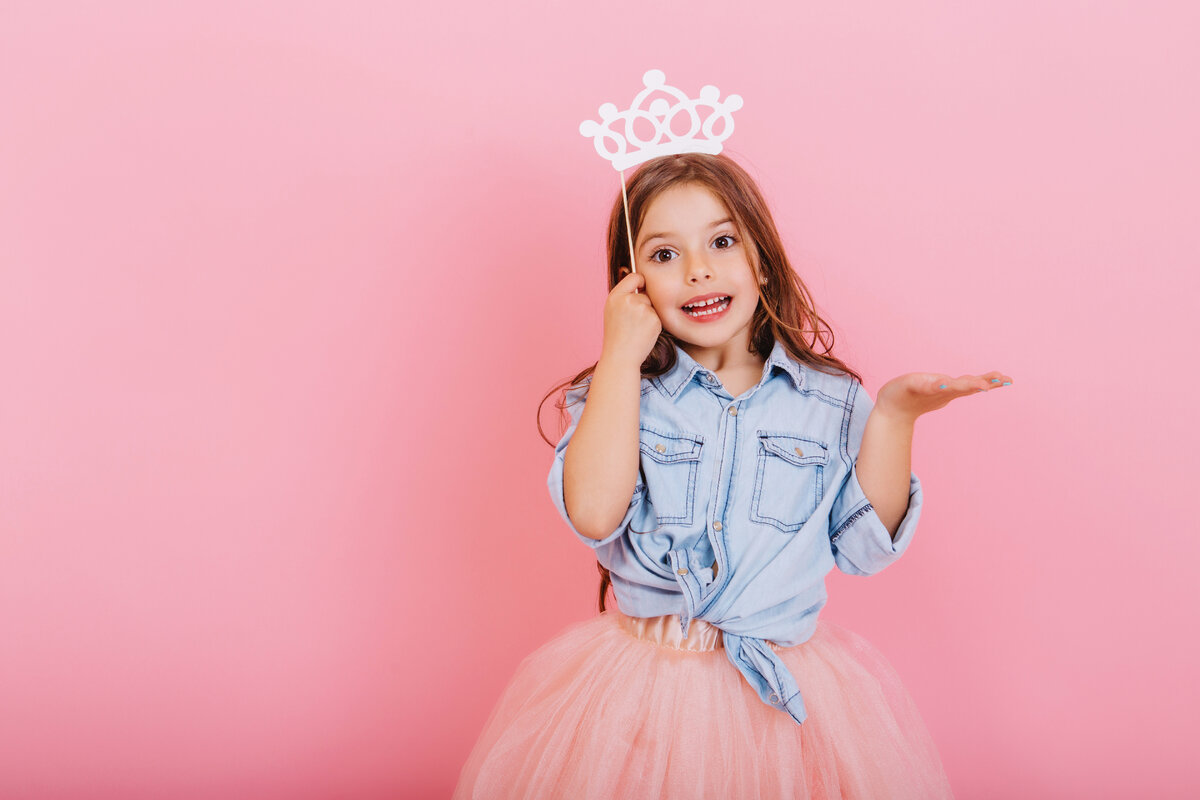 источник фото: <a href="https://ru.freepik.com/free-photo/joyful-little-girl-with-long-brunette-hair-in-tulle-skirt-holding-princess-crown-on-head-isolated-on-pink-background-celebrating-brightful-carnival-for-kids-expressing-positivity-of-birthday-party_10272539.htm#query=%D0%BC%D0%B8%D0%BB%D0%B0%D1%8F%20%D0%B4%D0%B5%D0%B2%D0%BE%D1%87%D0%BA%D0%B0&position=0&from_view=search&track=ais">Изображение от lookstudio</a> на Freepik