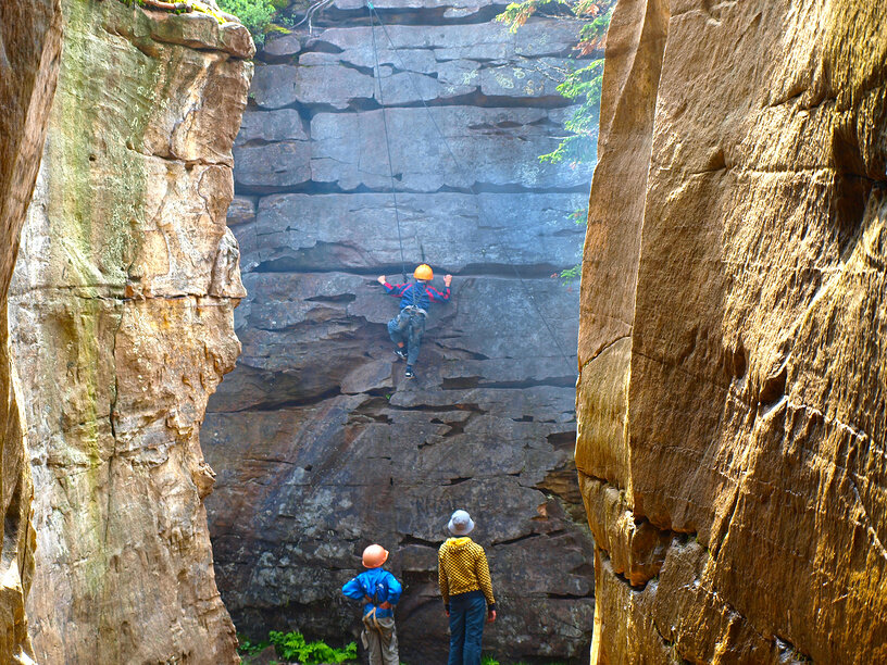 Начинающие скалолазы в каменном городе. Пермский край © Евгений Ткачёв / Фотобанк Лори