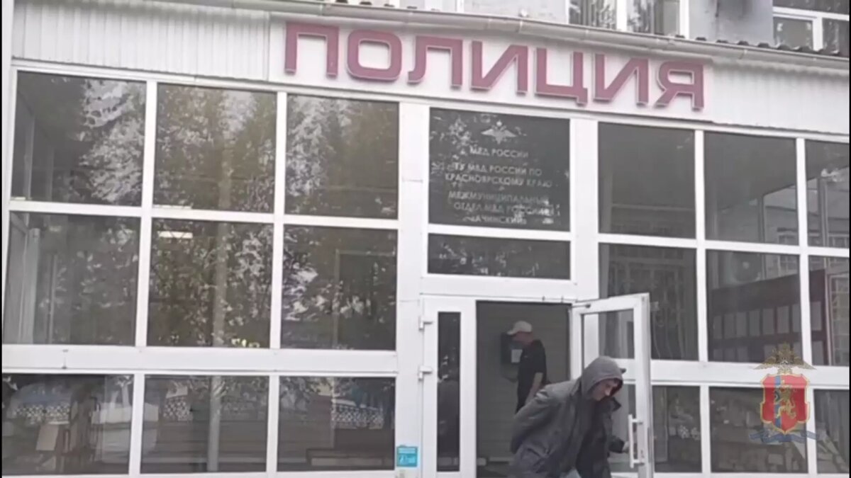     В Ачинске полиция задержала мужчину, которого прозвали «пинателем» за нападение на женщин. В этот раз он кинулся на прохожую с ребенком. Его отправили на принудительное лечение.