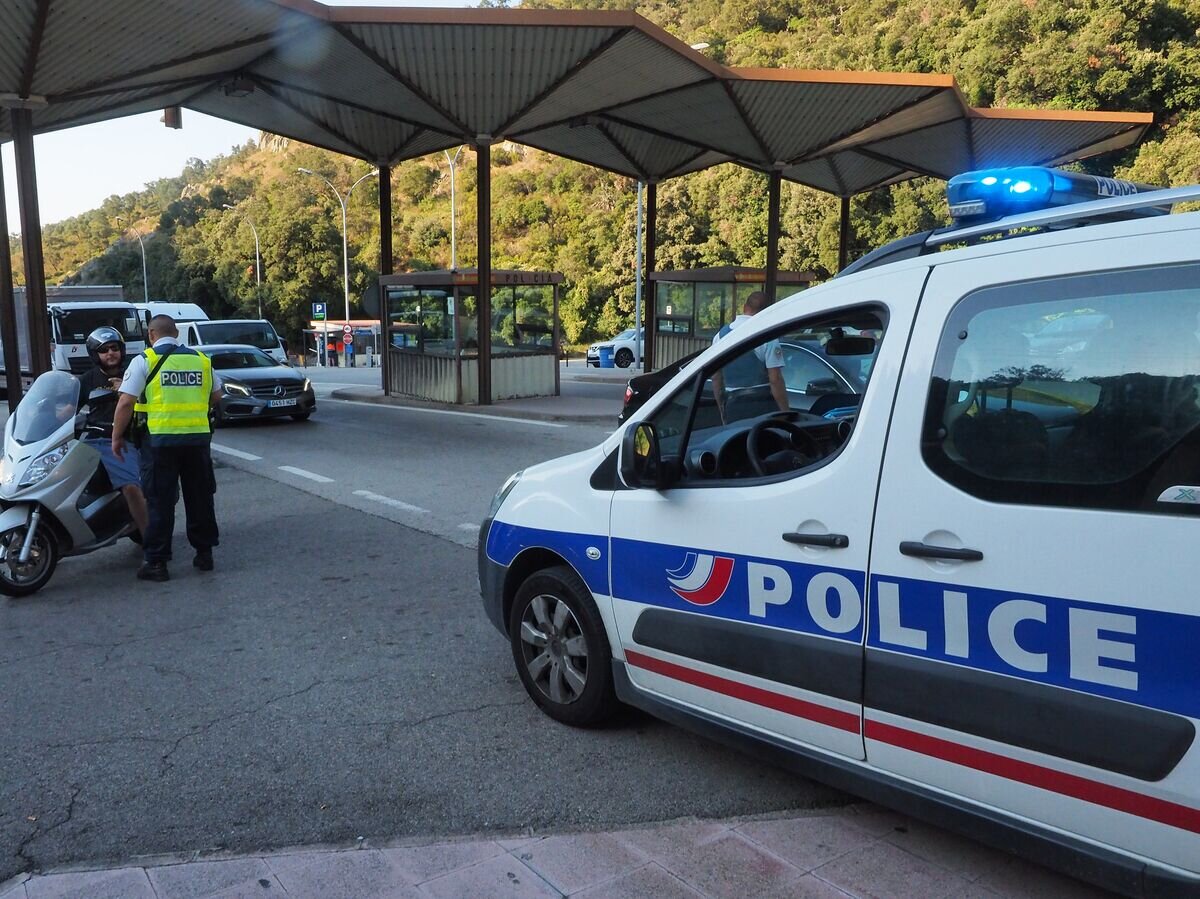    Французские полицейские на границе с Испанией около Ле-Пертуса. 18 августа 2017© AFP 2023 / Raymond Roig