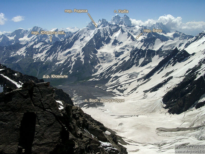 На первом фото в правой части можно увидеть перевал Бечо, через которых проходила первая эвакуация. На втором фото в галерее показан Донгуз-Орун. На третьем памятная табличка, установленная на перевале Бечо в честь воинов, на руках перенесших через ледники самых маленьких жителей Баксанской долины