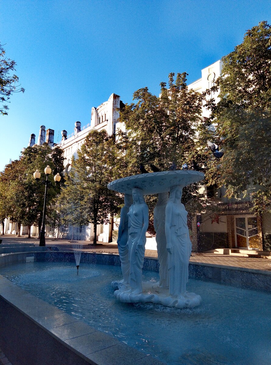 Главный фонтан г. Ейска  - "Фонтан с кариатидами." 