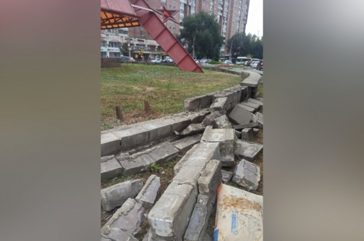    В Воронеже автомобилист снес ограждение пирамиды у памятника Славы