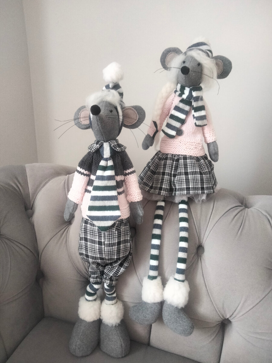 Усов было больше, Василиса почти все их сгрызла (((