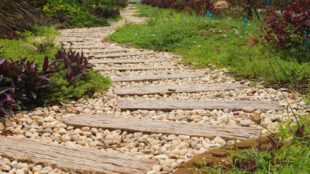 Дорожка на участке из дерева