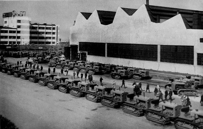 Тракторы С-65 у цехов Челябинского тракторного завода, 1930-е годы.