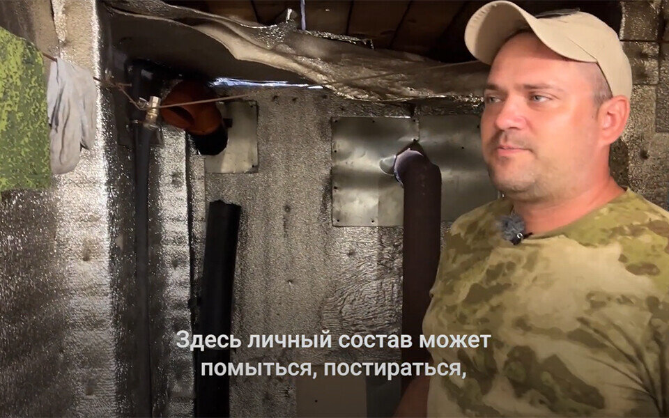 ​«Полностью автономная система жизнеобеспечения: стоит бензиновый генератор, оборудованы места для проживания офицерского состава, личного состава, для приема пищи, даже есть своя баня». Фото: скриншот видео
