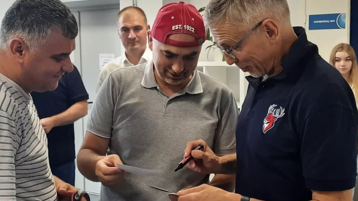     Зарплата главного тренера нижегородского ХК «Торпедо» Игоря Ларионова составляет 17 млн рублей в год. Об этом пишет «Спорт-Экспресс».