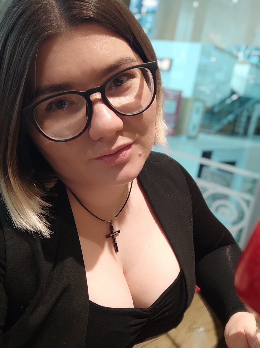 Свет в ресторане ужасный, конечно.