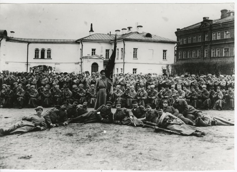 Коммунистический отряд перед отправкой на фронт, 1919 г. // Мультимедиа арт музей, Mосква 