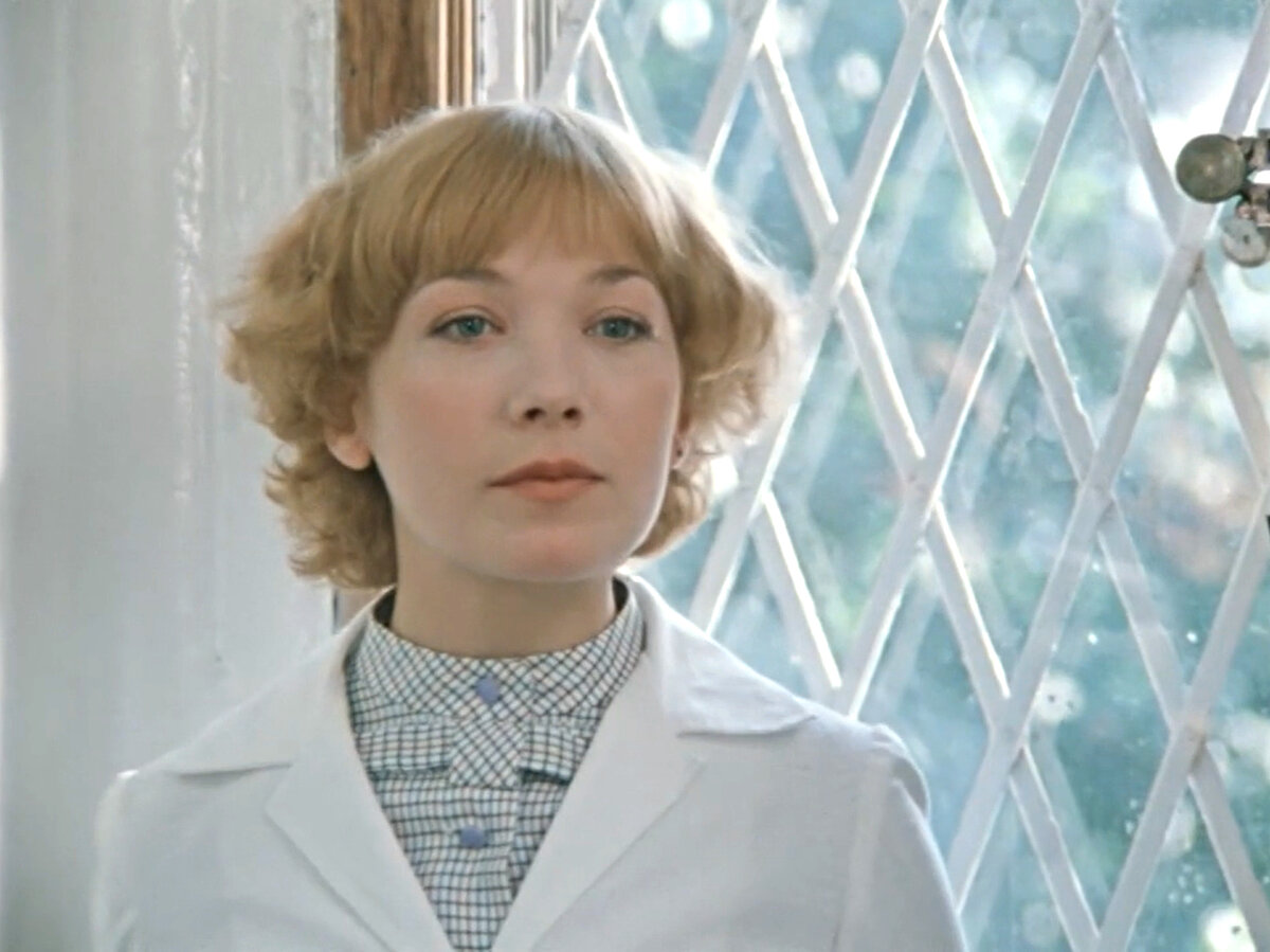 Елена Коренева. Кадр из кинофильма "Покровские ворота", 1982 г., режиссер Михаил Козаков, сценарист Леонид Зорин, композитор Георгий Гаранян (скриншот)