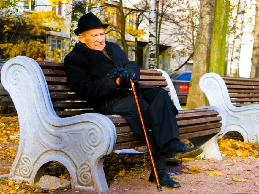 Сторож женщина пенсионер. Старик на скамейке. Старик на скамейке в парке. Пенсионеры на лавочке в парке. Люди на лавочке.