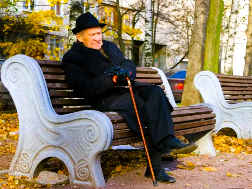 Старик на скамейке. Старик на скамейке в парке. Пенсионеры на лавочке в парке. Люди на лавочке. Сторож женщина пенсионер