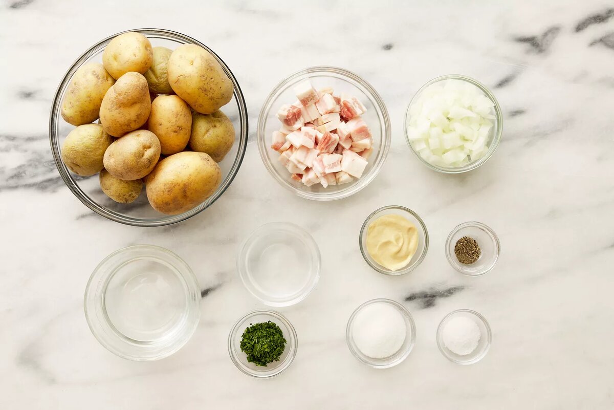 Простые и ароматные ингредиенты для создания немецкого картофельного салата  Фото: thespruceeats.com