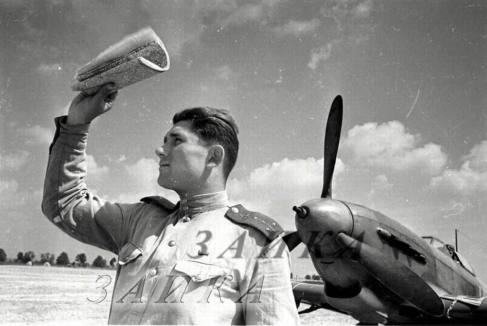 Командир эскадрильи 265 иап  капитан  Скряга Иван Семенович на фоне Як-9Т . Лето 1944 года. 