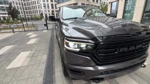 Новый RAM 1500 Limited 2023 года - серого цвета