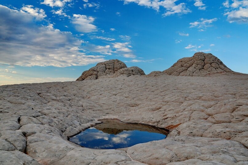 Desert water. Вода в пустыне. Источник в пустыне. Источник воды в пустыне. Колодец в пустыне.